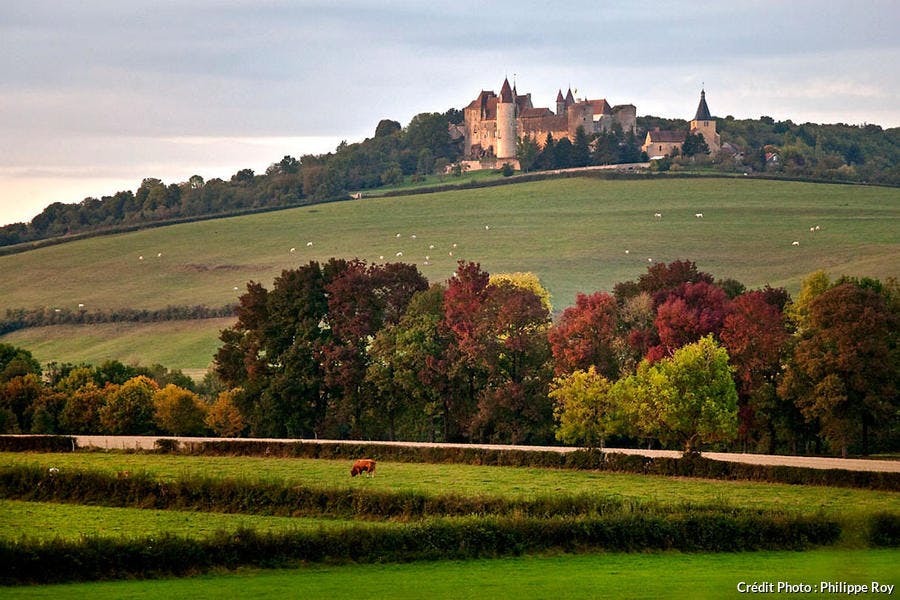 Vue de Châteauneuf-en-Auxois, village médiéval en Bourgogne