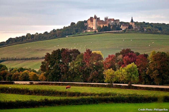 Vue de Châteauneuf-en-Auxois, village médiéval en Bourgogne