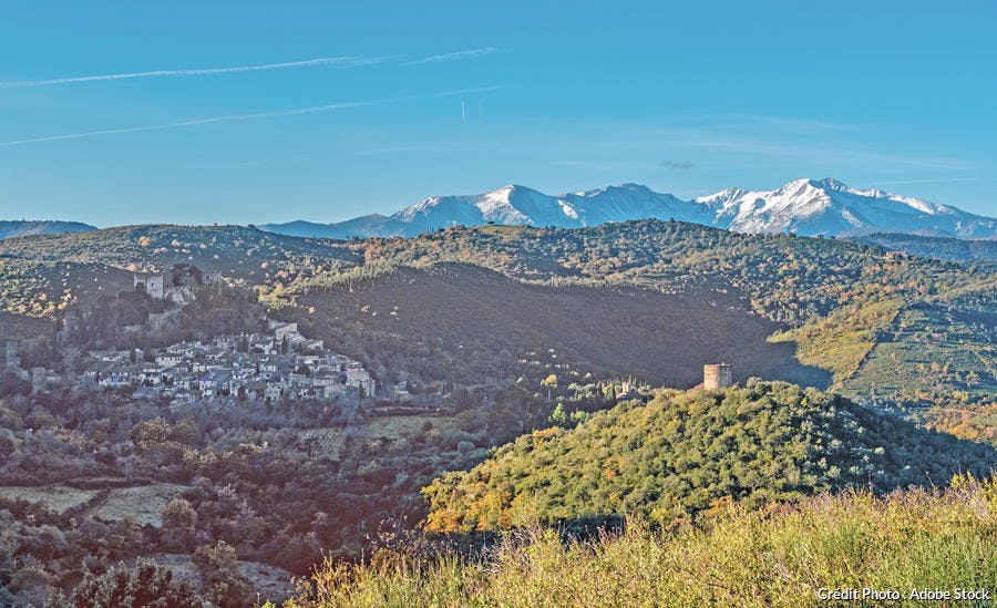 Castelnou, avec au loin, le massif du Canigou avec son pic à 2 784m