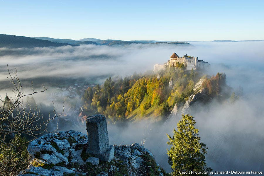 le fort de Joux entouré de brouillard vu du fort de Larmont