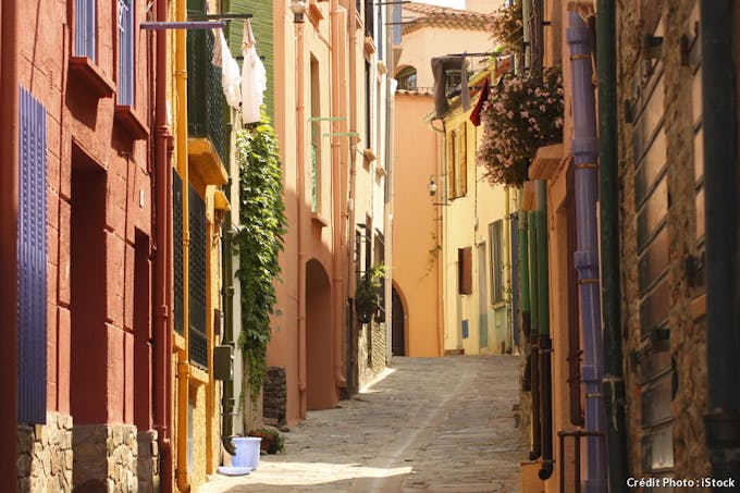 rue avec maisons à Collioure