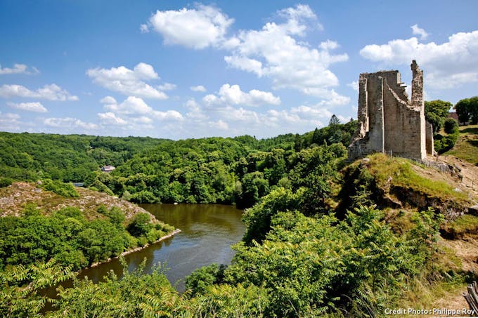 Les vestiges du château médiéval de Crozant, dans la Creuse