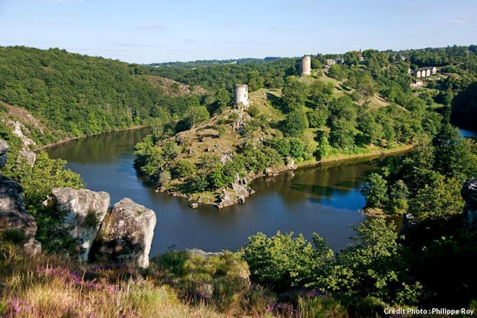 Les ruines du château médiéval de Crozant, dans la vallée de la Creuse