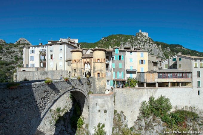 Le pont et la porte royale du village d'Entrevaux (Alpes de Haute-Provence)