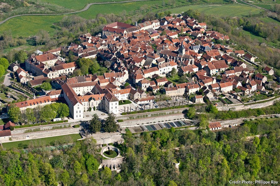 Vue aérienne de Flavigny-sur-Ozerain, Côte d'Or, Bourgogne