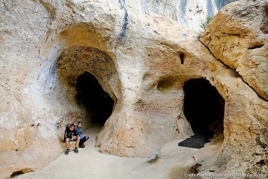 L'entrée de la grotte préhistorique de Fond-de-Gaume, dans le Périgord