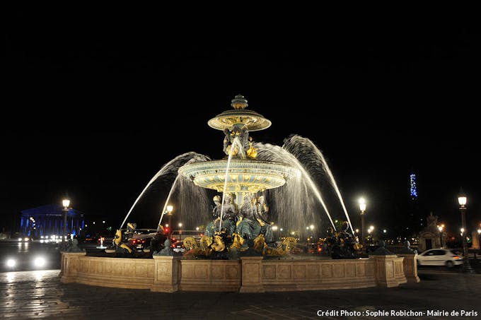 Les fontaines de la Place de la Concorde de nuit