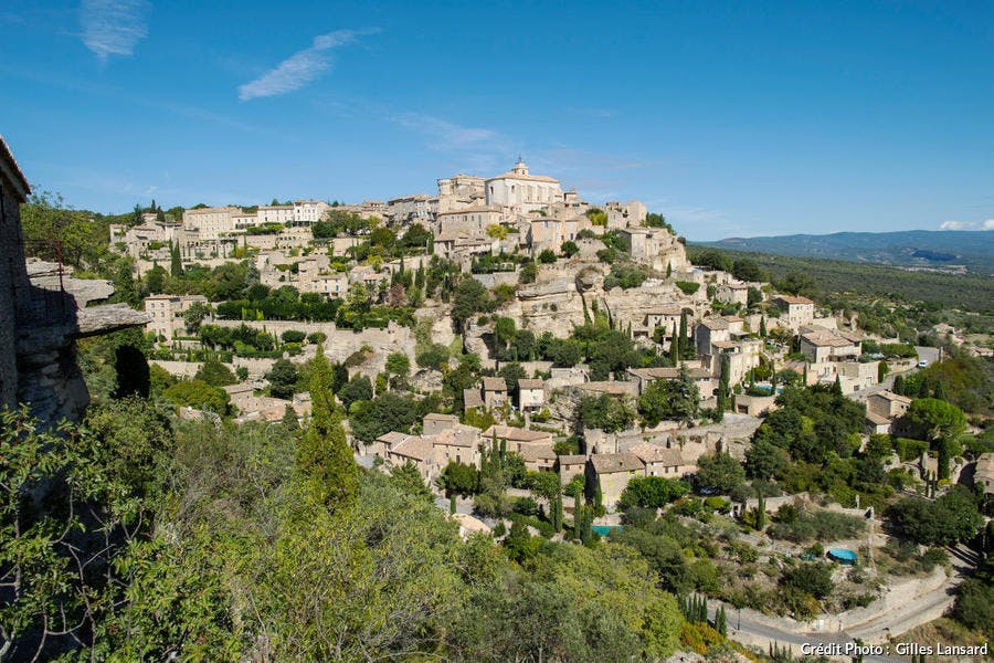 Vue du village de Gordes depuis le belvedere de la route de Cavaillon, dans le Luberon (Vaucluse)