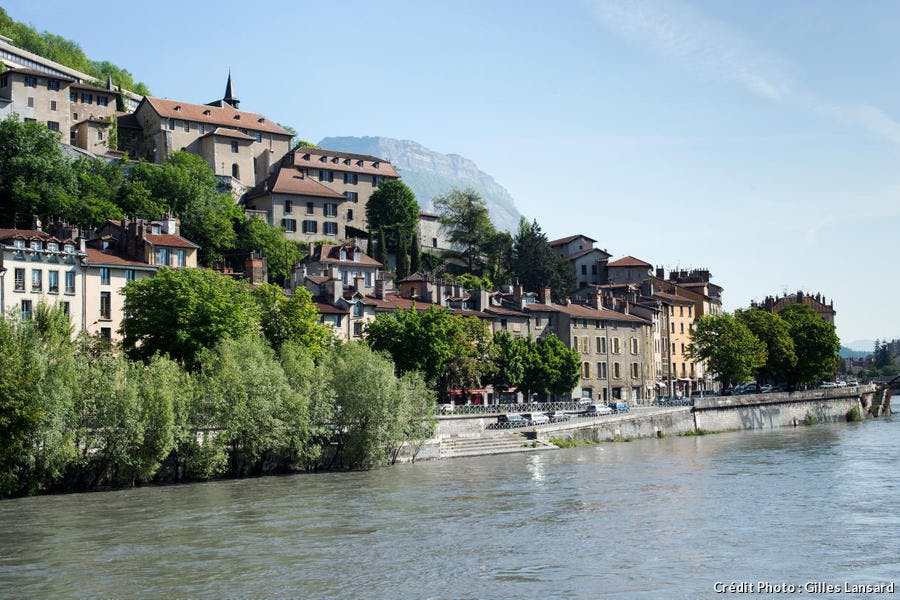 L'Isère et le quai de la Perrière au pied de la Bastille, à Grenoble