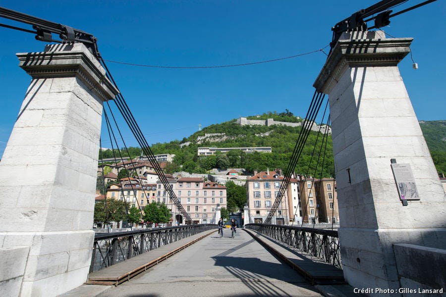 Le pont St-Laurent et la colline de la Bastille, à Grenoble