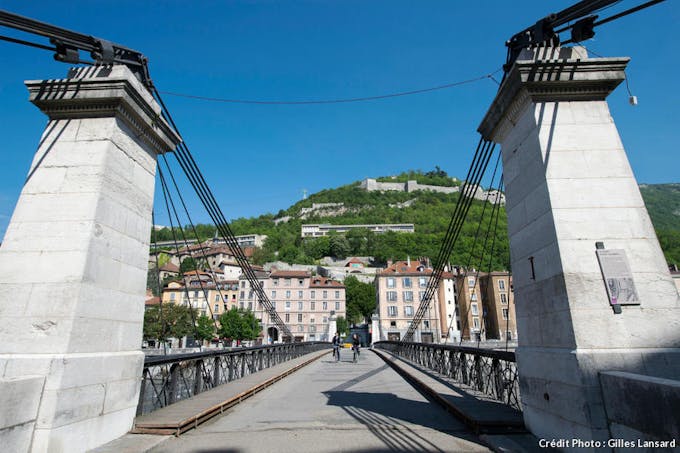 Le pont St-Laurent et la colline de la Bastille, à Grenoble