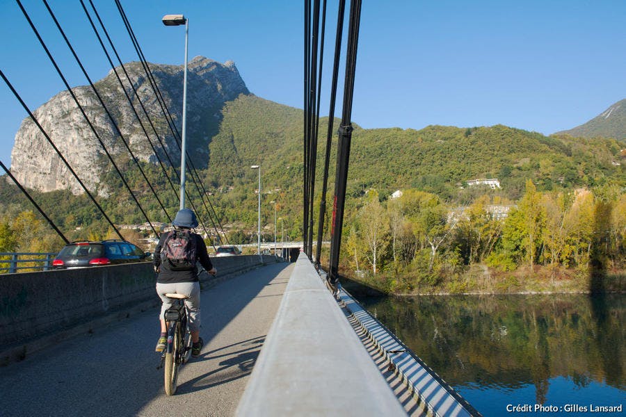 Cycliste sur le pont d'Oxford, à Grenoble
