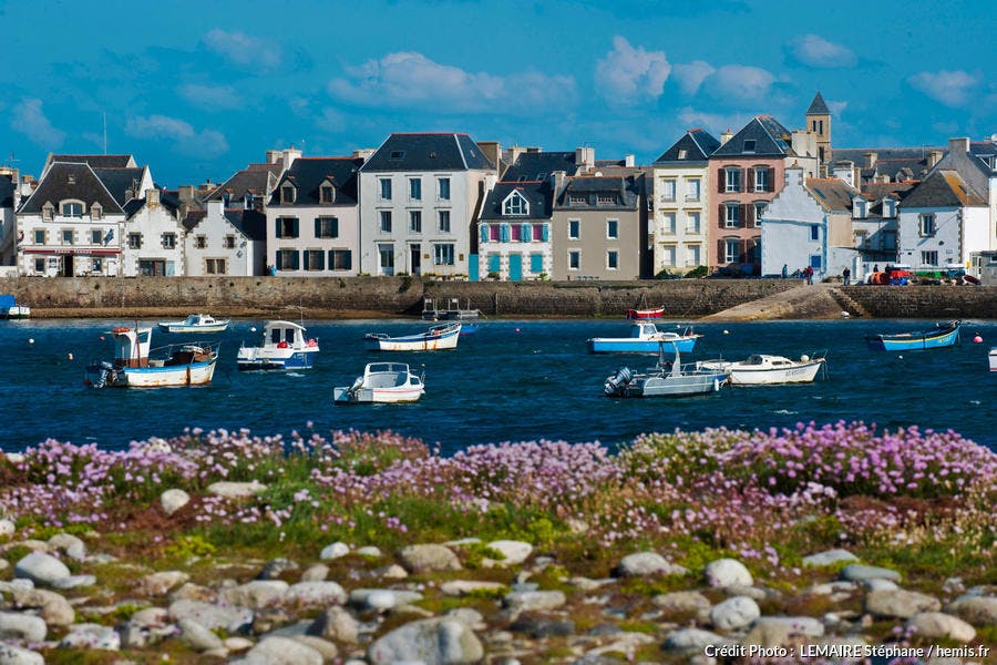 Le quai des Français Libres, sur l'île de Sein (Bretagne)