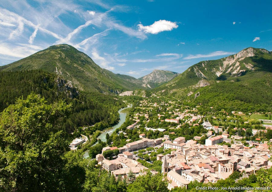 Vue du village de Castellane, sur la route Napoléon, dans les Alpes-de-Haute-Provence