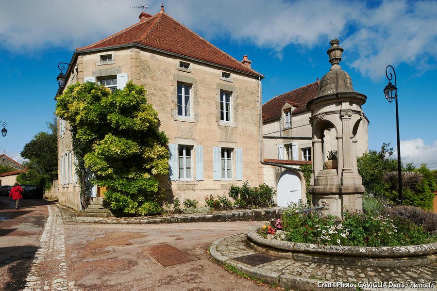 Le village de Flavigny-sur-Ozerain, en Côte d'Or, Bourgogne