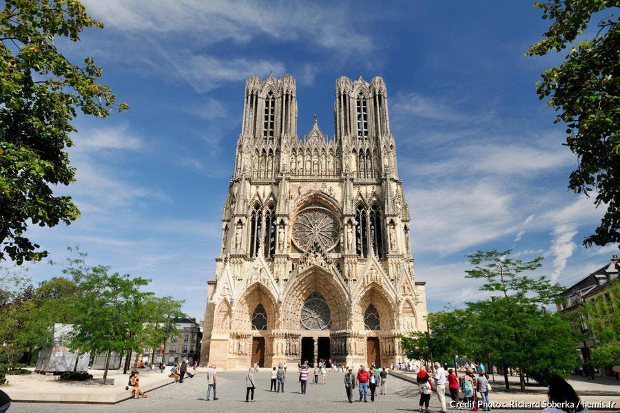 Parvis et façade de la cathédrale Notre-Dame de Reims