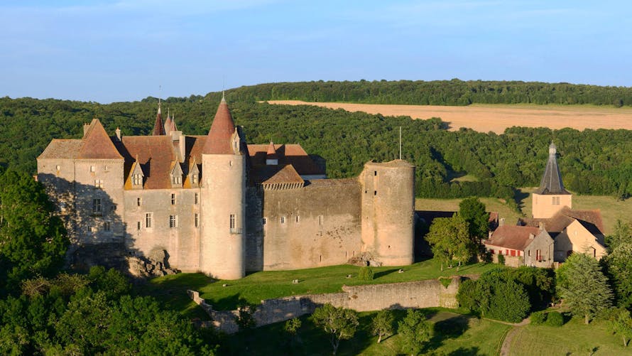 Vue aérienne du château de Châteauneuf-en-Auxois, labellisé Les Plus Beaux Villages de France, Bourgogne