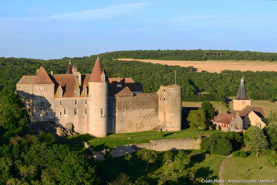 Vue aérienne du château de Châteauneuf-en-Auxois, labellisé Les Plus Beaux Villages de France, Bourgogne