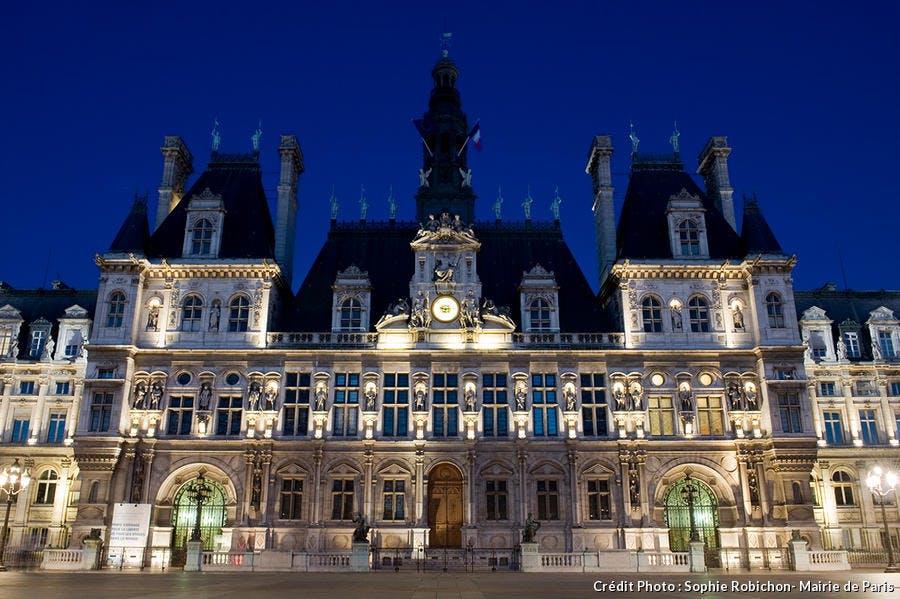 L’Hôtel de ville de nuit à Paris