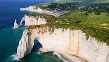 Falaises d'Étretat : spectacle au grand air en Normandie