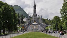 Lourdes, la grotte de Massabielle et les pélerins