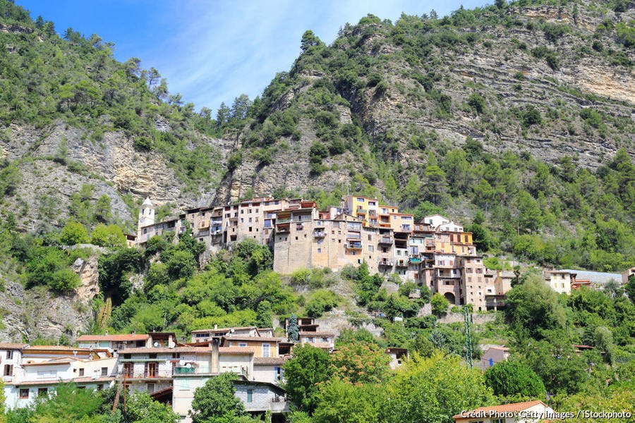 Les maisons accrochées à la falaise du village de Touët-sur-Var (Alpes-Maritimes)