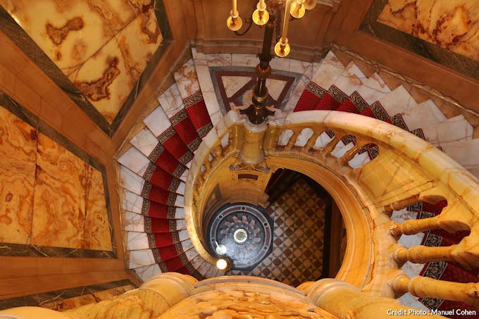 Escalier en onyx jaune dans l'hôtel de la Païva, à Paris
