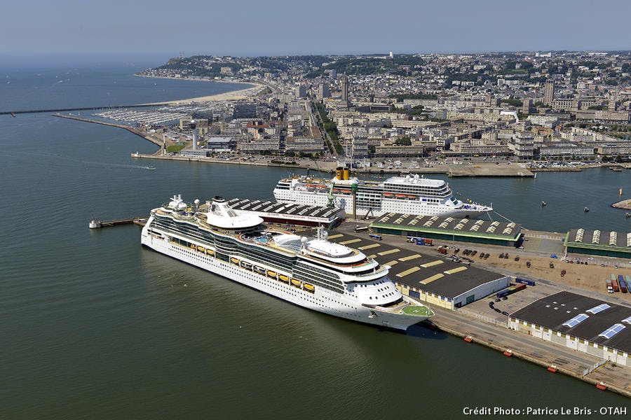 un paquebot croisière dans le port du Havre