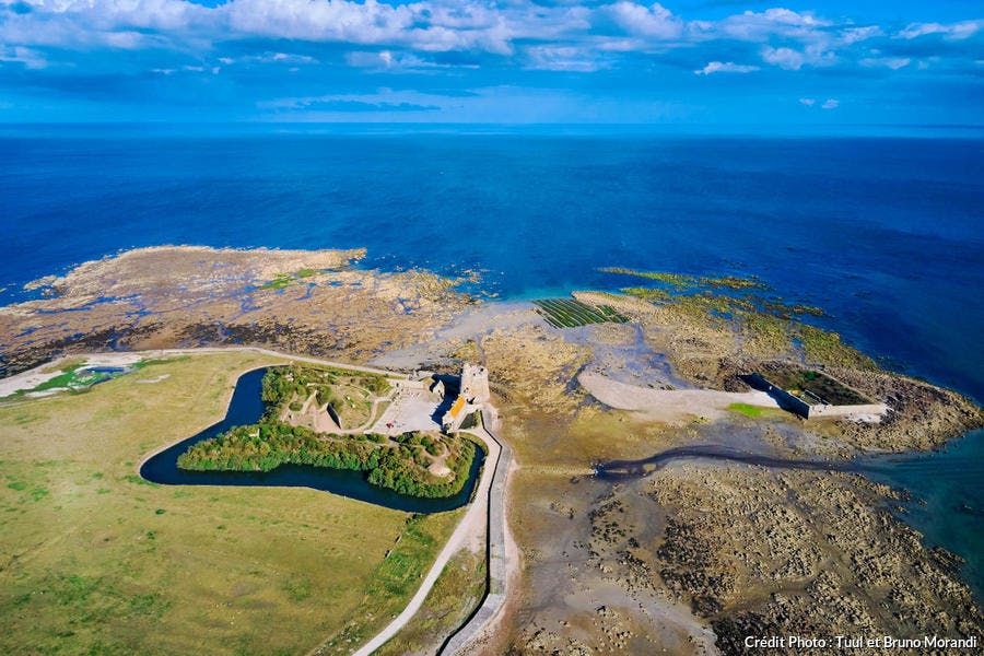 Tour de Benjamin de Combes, classée Patrimoine Mondial de l'UNESCO, sur l'île de Tatihou