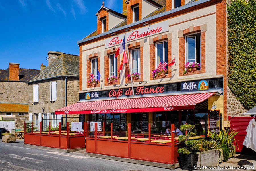 Le Café de France, à Barfleur, Normandie
