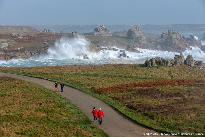Les vagues déferlant contre les rochers de la pointe de Pern, sur l'île d'Ouessant, Finistère, Bretagne