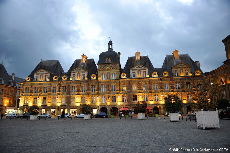place ducale vue de nuit à Charleville Mézières