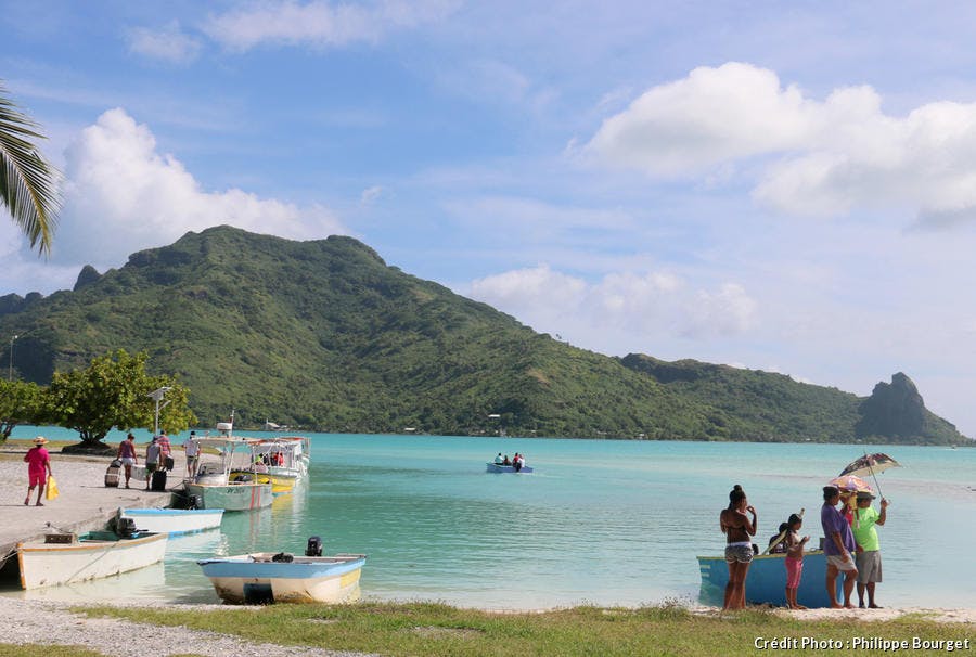 Embarcations sur la plage de Maupiti en Polynésie française 