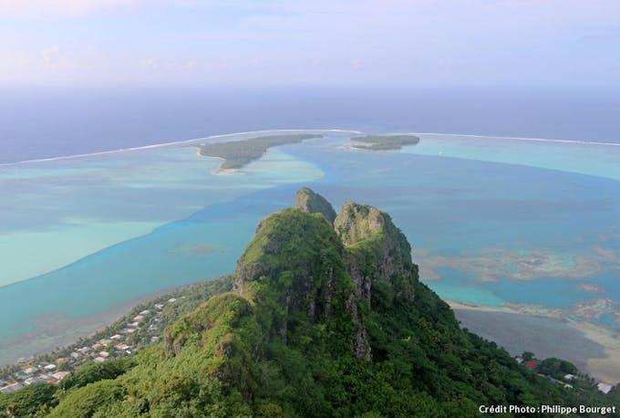 Lagune de l'ile de Maupiti en Polynésie française vue du ciel