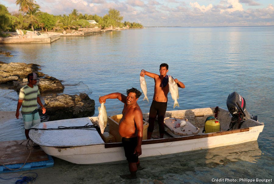 Retour de pêche sur l'ile de Rangiroa en Polynésie française 