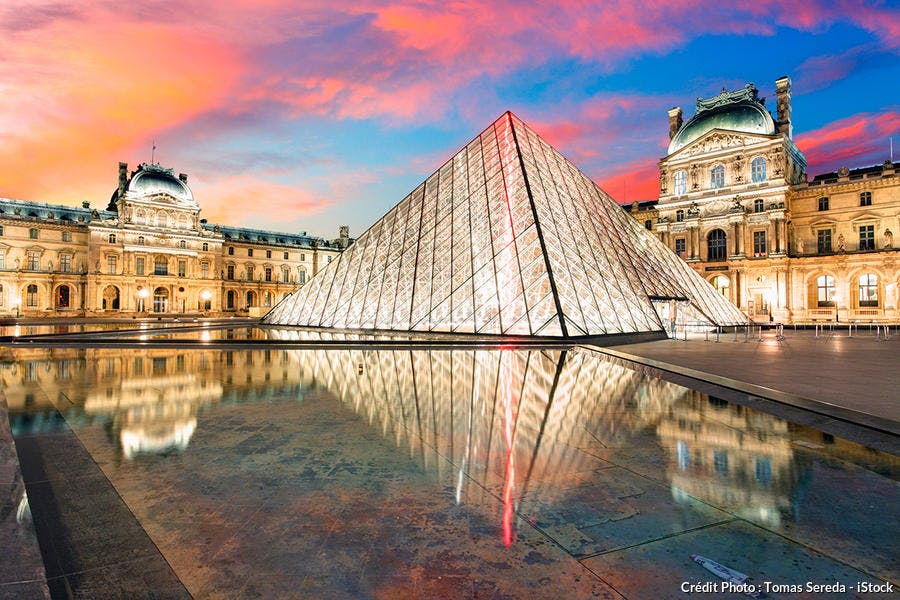 Le pyramide du Louvre lors d'une visite nocturne à Paris