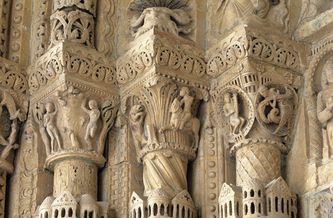 Sculptures gothiques à l'intérieur de la cathédrale Notre-Dame de Bourges