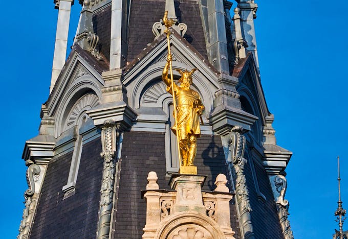 La statue dorée de Brennus sur la cathédrale de Saint-Etienne à Sens