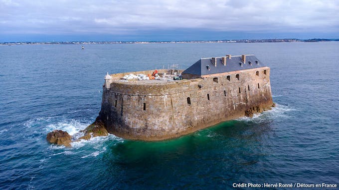 Le fort en cours de rénovation sur l'île de la Conchée à Saint-Malo