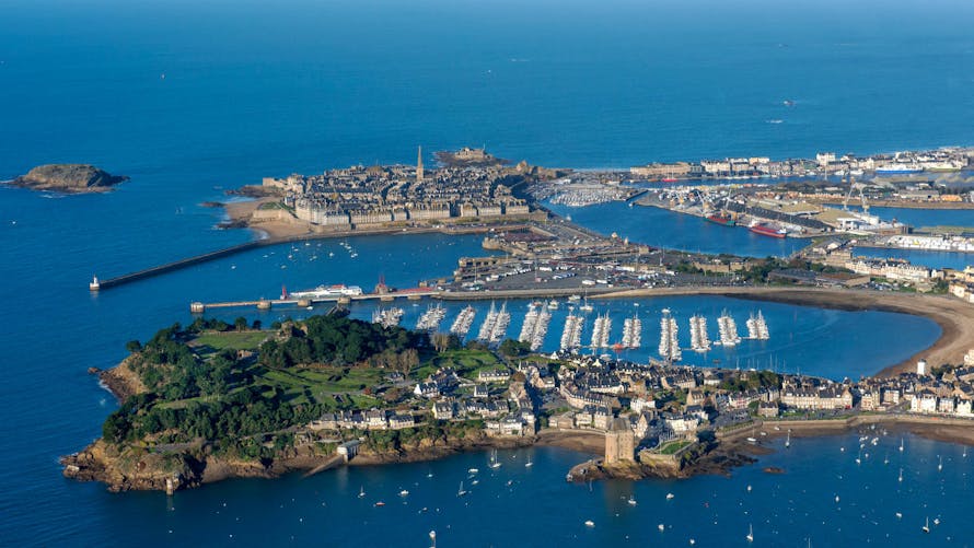 Une vue aérienne de Saint-Servan, le port et Intramuros à Saint-Malo