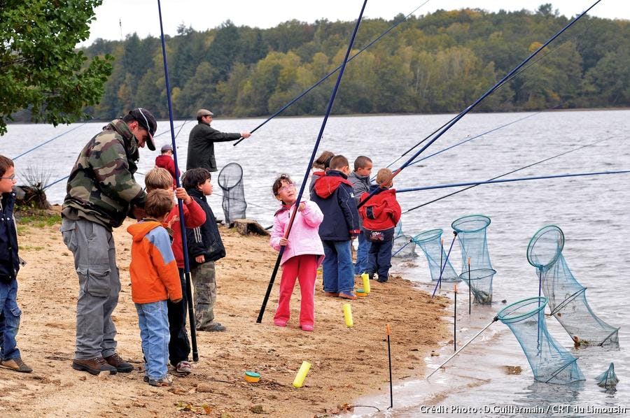 Des enfants apprennent à pêcher lors de leur séjour au Limousin