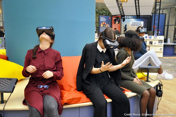 Séance de réalité virtuelle à l'atrium de Rouen
