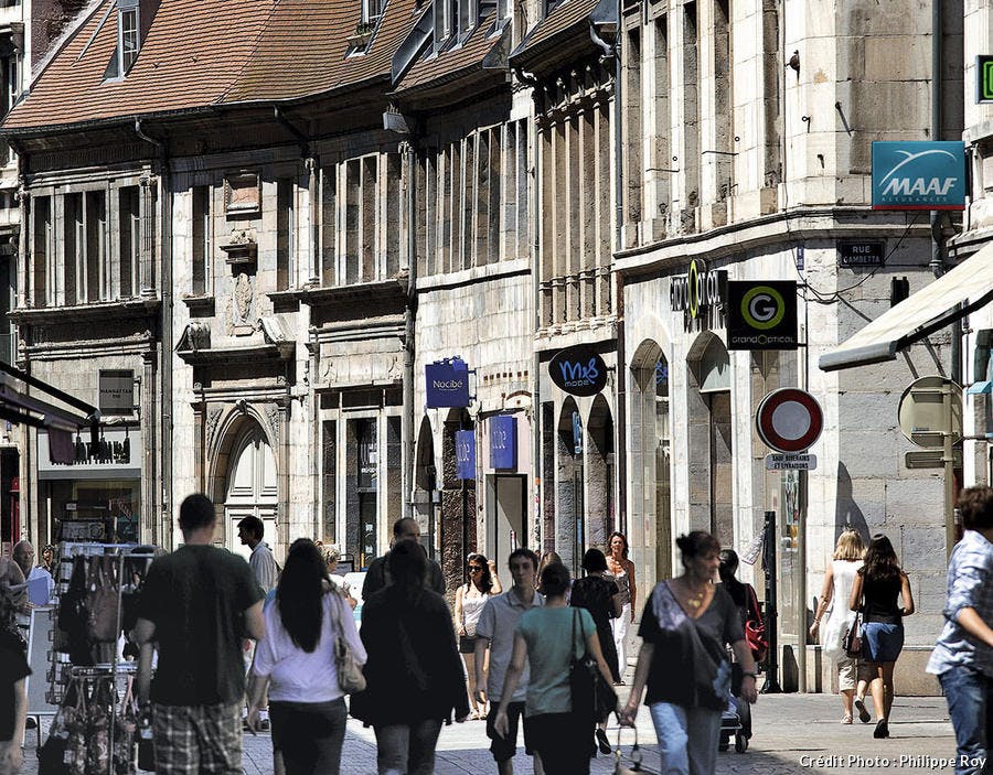 La rue piétonnière des Granges à Besançon. 