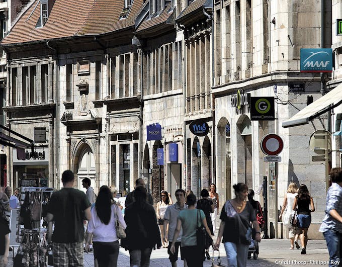 La rue piétonnière des Granges à Besançon. 