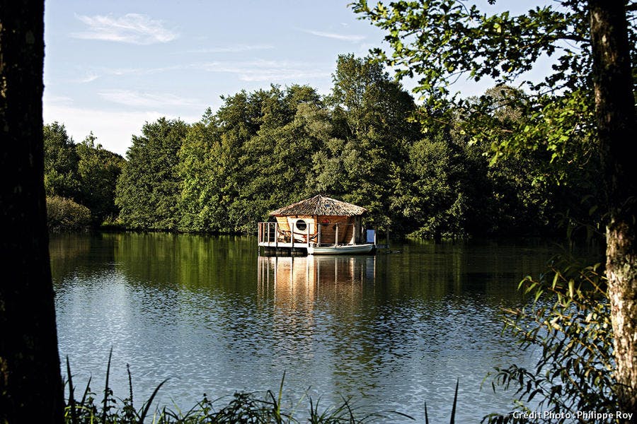 Les cabanes flottantes du Domaine des grands lacs. 