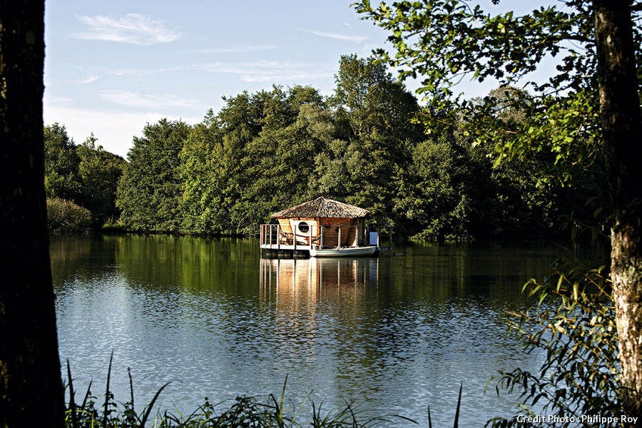 Les cabanes flottantes du Domaine des grands lacs.