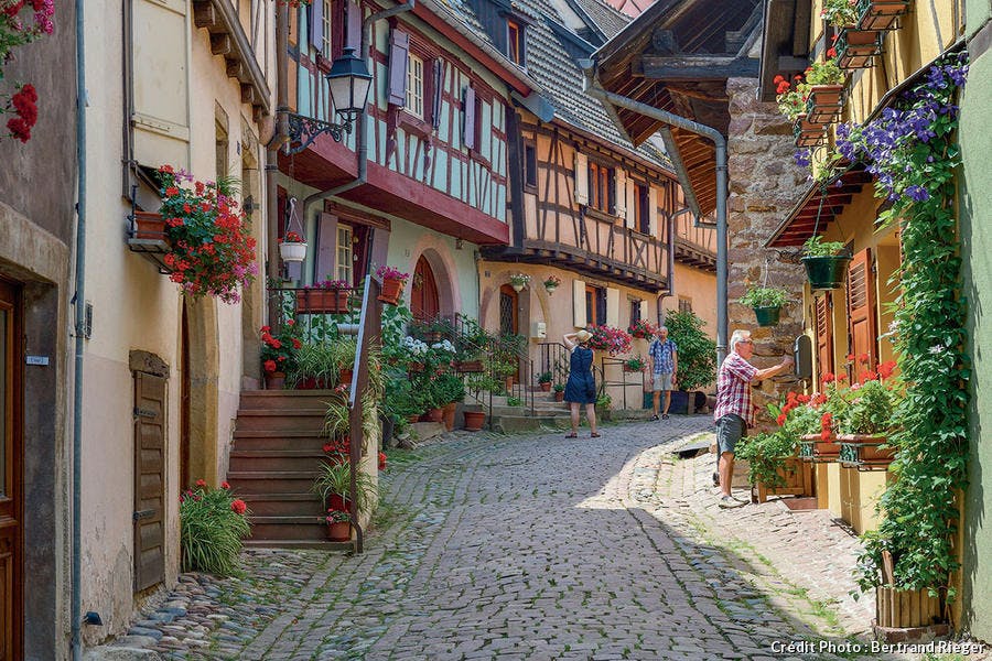 Ruelle pavée de Eguisheim, village préféré des Français 2013.
