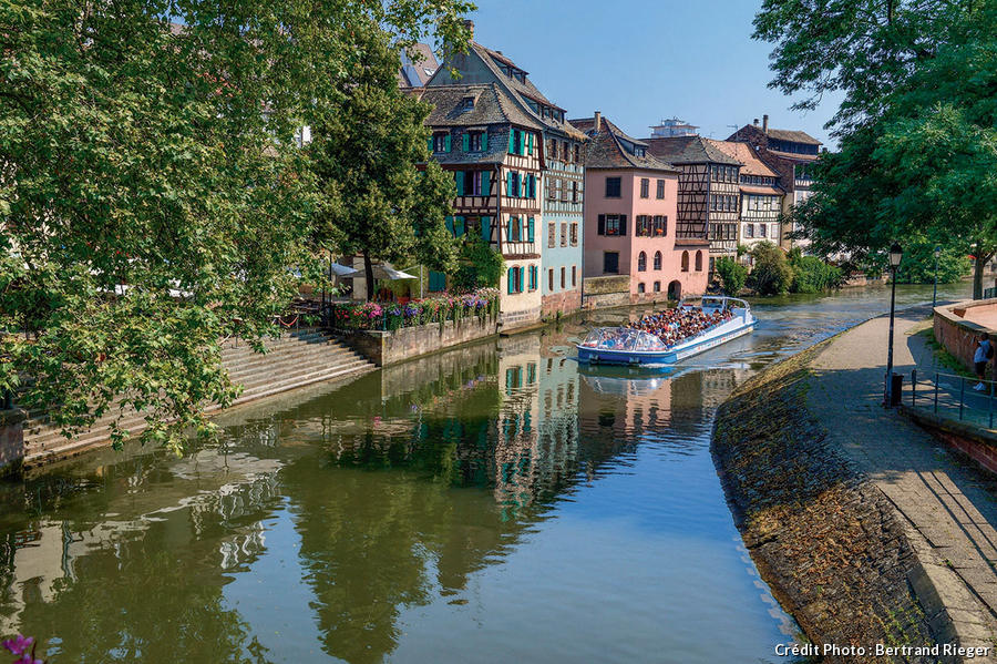 Strasbourg, quai de l'Ill, shops Petite France