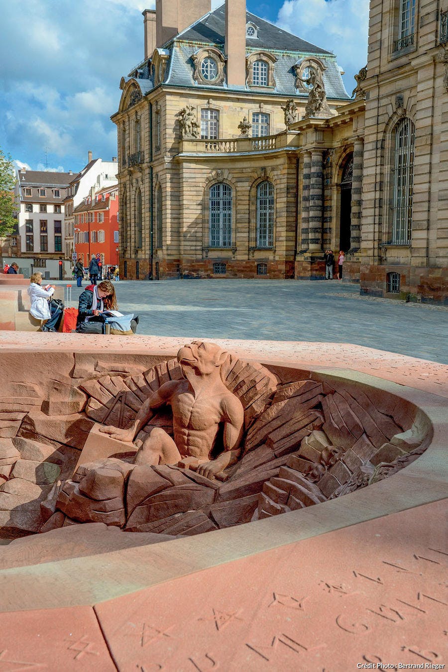 Une chimère sort du sol place du Château à Strasbourg