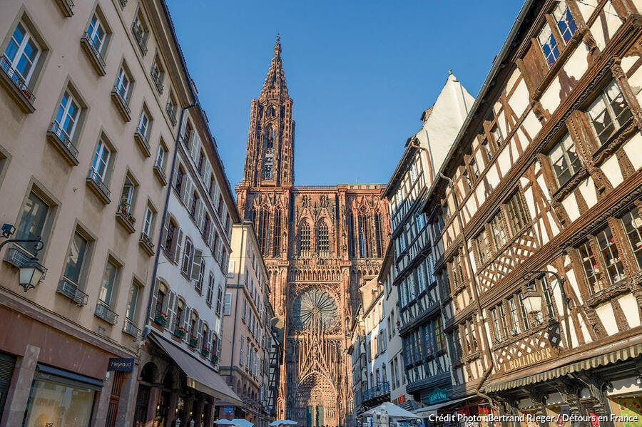 Vue de la cathédrale Notre-Dame de Strasbourg depuis la rue Mercière